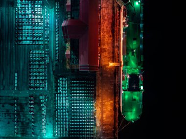 Yuvarlanan gemi yeni arabaları yüklüyor. Denizde yüzen otomotiv konteynır taşıyıcıları ve ticari hizmetler ihracat ürünlerini ihraç ediyor. Okyanus taşımacılığındaki Roll-on Roll gemisiyle uluslararası ithal ediliyor. 