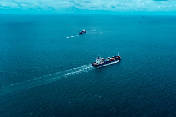 Containerfartyg För Att Importera Marina Varor Till Återförsäljare Och Konsumenter — Stockfoto