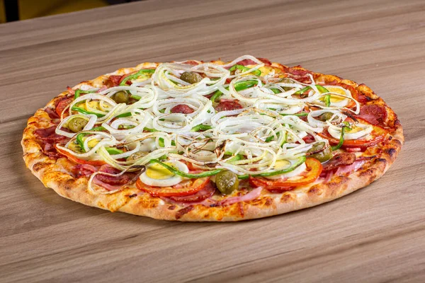 Tahta bir masada yakın planda lezzetli bir pizza..