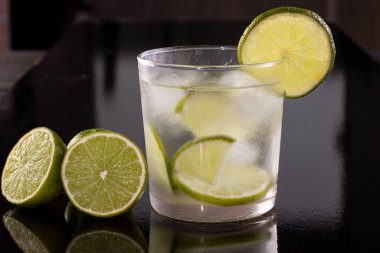 Stüdyo fotoğrafında buzlu ve limonlu Brezilya Caipirinha 'sı.