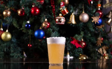 Noel temalı bir arka planda Amerikan bardağından Cozumel ve bira içmek.
