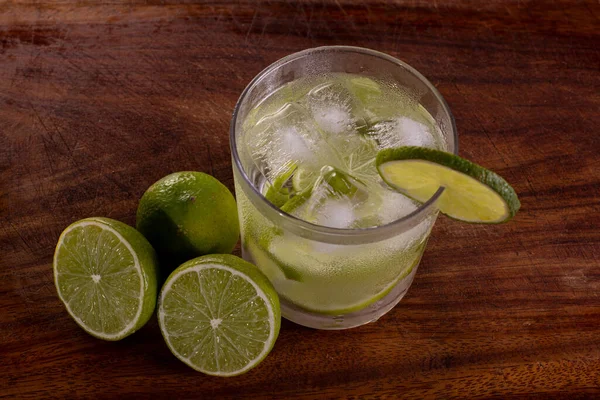 Stüdyo fotoğrafında buzlu ve limonlu Brezilya Caipirinha 'sı.