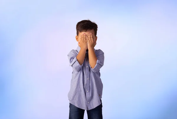 Männliches Kind Auf Studiofoto Mit Blauem Hintergrund Hemd Und Jeans — Stockfoto