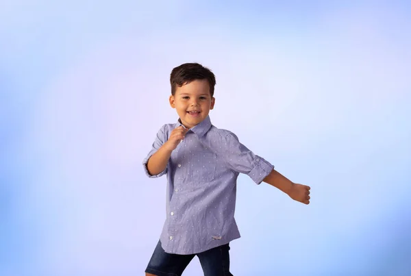 Mężczyzna Dziecko Studio Zdjęcie Niebieskim Tle Noszenie Koszuli Dżinsy — Zdjęcie stockowe