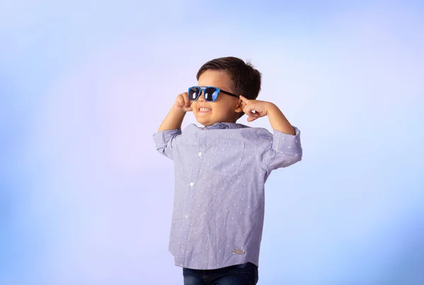 Mężczyzna Dziecko Okularach Przeciwsłonecznych Studio Zdjęcie Niebieskim Tle — Zdjęcie stockowe