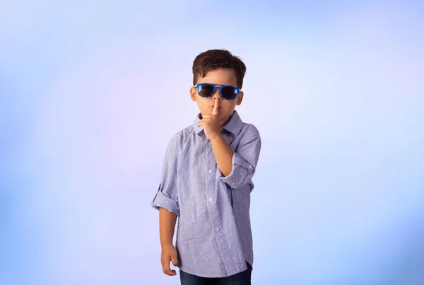 Αρσενικό Παιδί Που Φοράει Γυαλιά Ηλίου Φωτογραφία Στούντιο Μπλε Φόντο — Φωτογραφία Αρχείου