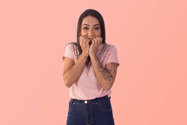 Gama, Distrito Federal, 14 Aralık 2021, çeşitli pozlarda ve yüz ifadelerinde genç bir kadın.