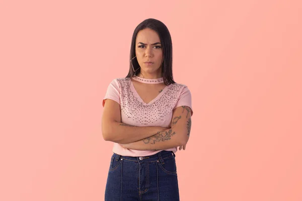 Gama, Distrito Federal, 14 Aralık 2021, çeşitli pozlarda ve yüz ifadelerinde genç bir kadın.