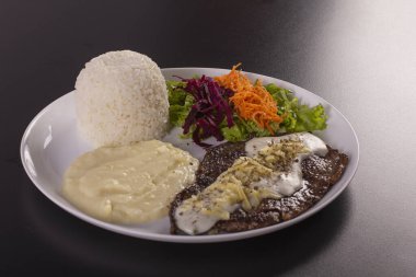 Fotografik arka planda Brezilya yemekleri