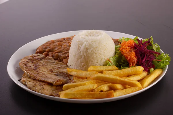 Fotografik arka planda Brezilya yemekleri