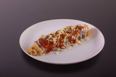 Peynirli ve domates soslu pankek.