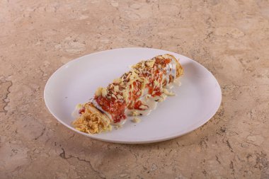 Peynirli ve domates soslu pankek.