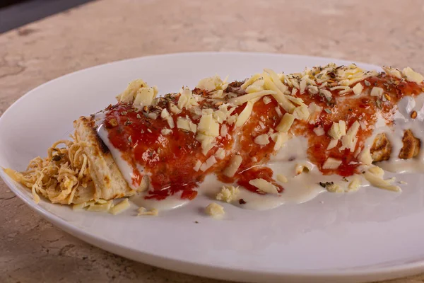 Peynirli ve domates soslu pankek.