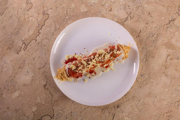 Peynirli ve domates soslu pankek.