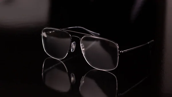 Siyah arkaplanda izole edilmiş gözlük