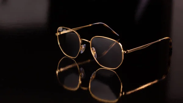 Siyah arkaplanda izole edilmiş gözlük