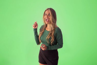 Stüdyo fotoğrafında poz veren yetişkin kadın ve yüz ifadeleri..