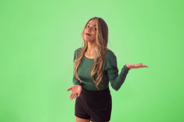 Stüdyo fotoğrafında poz veren yetişkin kadın ve yüz ifadeleri..