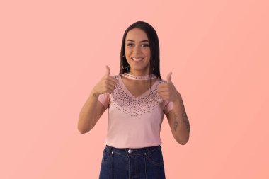 Gama, Distrito Federal, 16 Ekim 2021, çeşitli pozlar ve yüz ifadeleri takınan genç kadın.