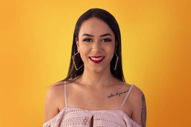 Gama, Distrito Federal, 16 Ekim 2021. Sarı arka planda seksi pozlar veren kısa elbiseli genç bir kadın..