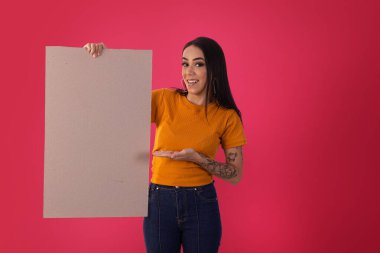 Gama, Distrito Federal, 16 Ekim 2021, genç kadın yüz ifadeleriyle reklam panolarını tutuyor..