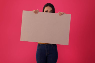 Gama, Distrito Federal, 16 Ekim 2021, genç kadın yüz ifadeleriyle reklam panolarını tutuyor..