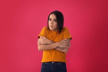 Gama, Distrito Federal, 16 Ekim 2021, çeşitli pozlar ve yüz ifadeleri takınan genç kadın.