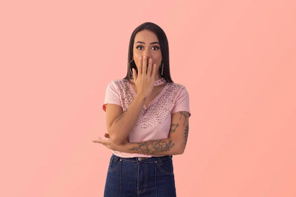 Gama, Distrito Federal, 16 Ekim 2021, çeşitli pozlar ve yüz ifadeleri takınan genç kadın.