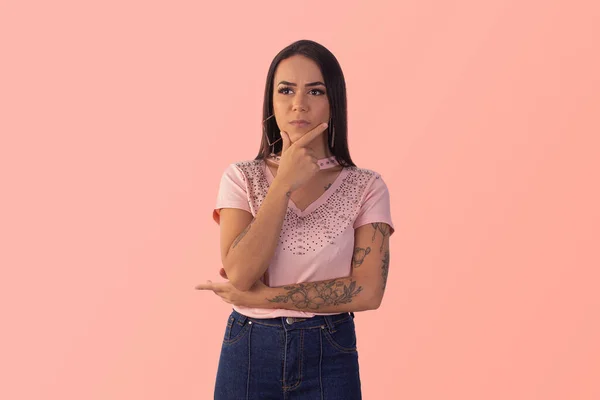 Gama, Distrito Federal, 16 Ekim 2021, çeşitli pozlar ve yüz ifadeleri takınan genç kadın.