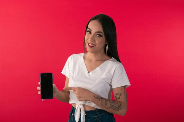 Akıllı telefonlu genç bir kadın, yüz ifadeleriyle kullanım simülasyonu yapıyor..