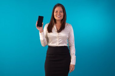 Yetişkin bir kadın gözlük takıyor, resmi kıyafetler giyiyor ve çeşitli yüz ifadeleri takınıyor..