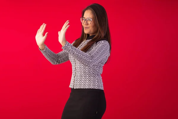 Yetişkin bir kadın gözlük takıyor, resmi kıyafetler giyiyor ve çeşitli yüz ifadeleri takınıyor..