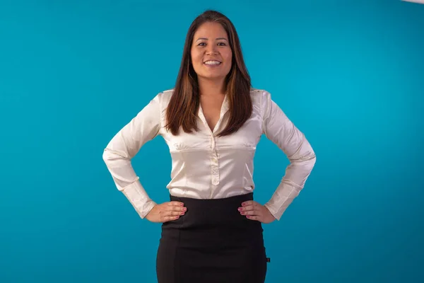 Yetişkin bir kadın gözlük takıyor, resmi kıyafetler giyiyor ve çeşitli yüz ifadeleri takınıyor..