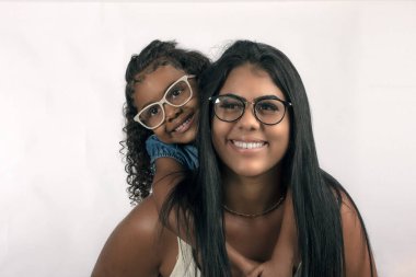 Stüdyo fotoğrafında gözlüklü anne ve kızı kırpmak için beyaz arka planda