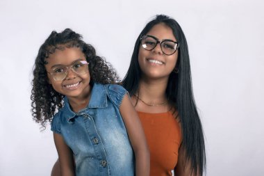 Stüdyo fotoğrafında gözlüklü anne ve kızı kırpmak için beyaz arka planda