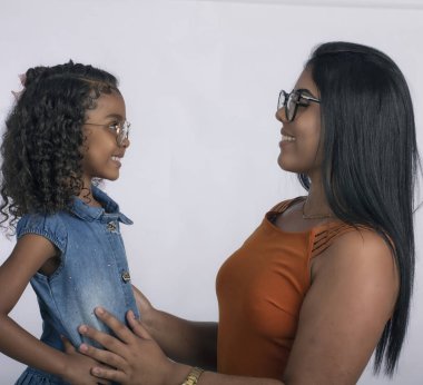 Stüdyo fotoğrafında gözlüklü anne ve kızı kırpmak için beyaz arka planda