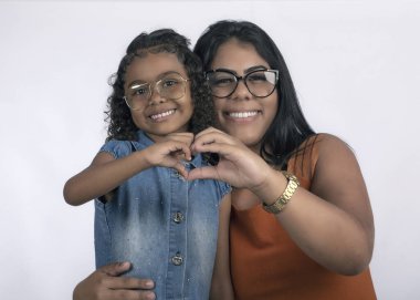 Stüdyo fotoğrafında gözlüklü anne ve kızı kırpmak için beyaz arka planda