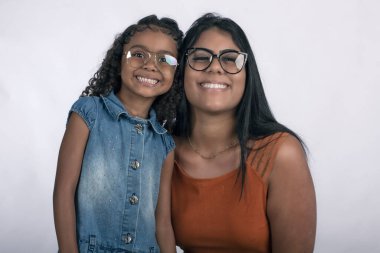 Stüdyo fotoğrafında gözlüklü anne ve kızı kırpmak için beyaz arka planda