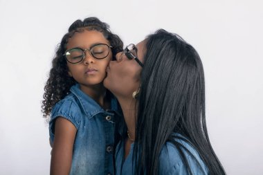 Stüdyo fotoğrafında gözlüklü anne ve kızı kırpmak için beyaz arka planda