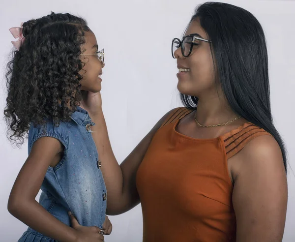 Stüdyo fotoğrafında gözlüklü anne ve kızı kırpmak için beyaz arka planda