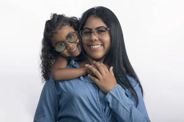 Stüdyo fotoğrafında gözlüklü anne ve kızı kırpmak için beyaz arka planda
