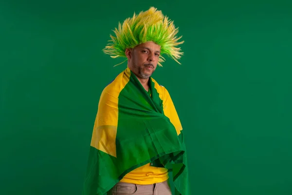 巴西黑人男子 2022年世界杯上巴西足球队的支持者 挂满了巴西国旗和面部表情 — 图库照片