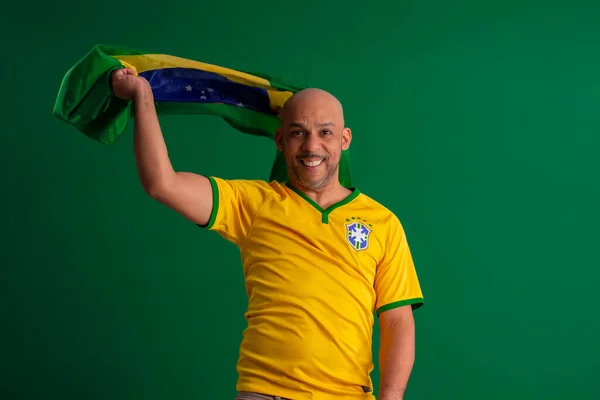 2022 Kupasında Brezilya Futbol Takımını Destekleyen Afro Brezilyalı Bir Adam — Stok fotoğraf