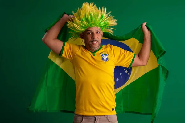 Afro Brazylijczyk Zwolennik Brazylijskiej Drużyny Piłkarskiej Pucharze 2022 Roku Flagą — Zdjęcie stockowe