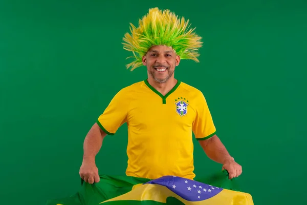 Afro Brazylijczyk Zwolennik Brazylijskiej Drużyny Piłkarskiej Pucharze 2022 Roku Flagą — Zdjęcie stockowe