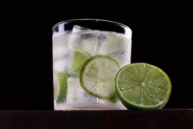 Brezilya Caipirinha içeceği, stüdyoda yüksek çözünürlüklü siyah arka planlı fotoğraf.