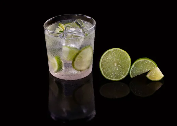 Bebida Caipirinha Brasileira Foto Alta Resolução Estúdio Com Fundo Preto — Fotografia de Stock