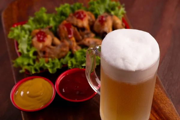 Caneca Cerveja Tábua Madeira Com Porção Frango Frito — Fotografia de Stock