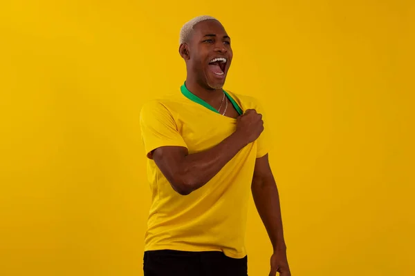 スタジオ写真のブラジルのサッカーチームのシャツを着た黒肌のブラジル人男性 — ストック写真