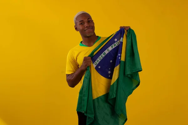 Hombre Piel Negra Sosteniendo Bandera Brasil Vistiendo Camisa Del Equipo —  Fotos de Stock